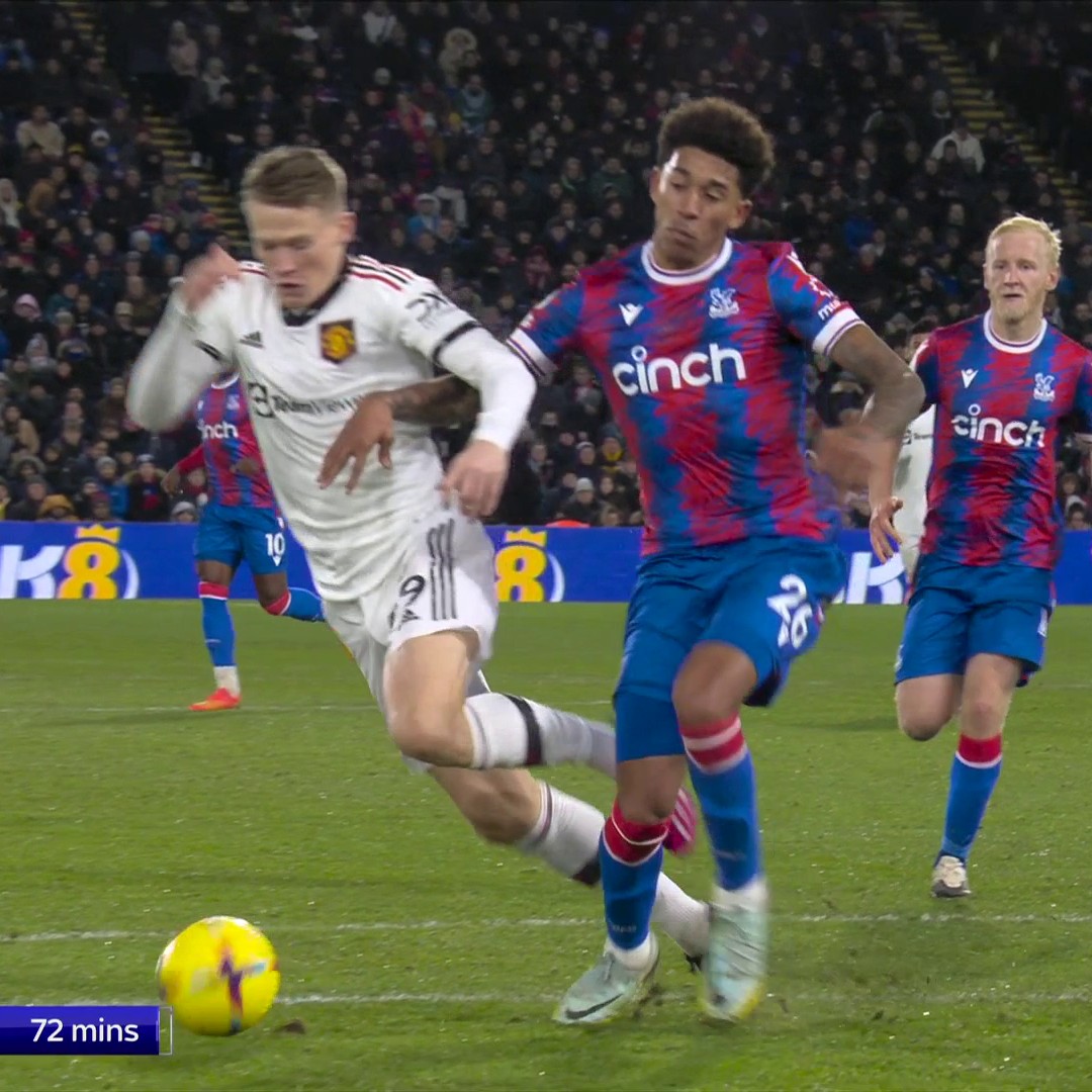 Should Man Utd have been given a penalty for this challenge?! 🧐
