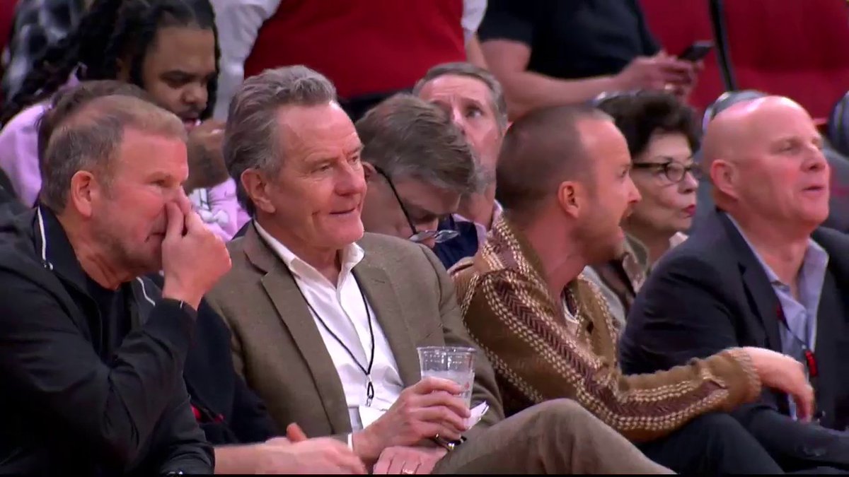 Algum fã de Breaking Bad aí?! Walter White e Jesse Pinkman estão marcando presença no jogo entre Rockets e Hornets! 🔥🔥🔥🔥🔥🔥🔥🔥🔥🔥🔥