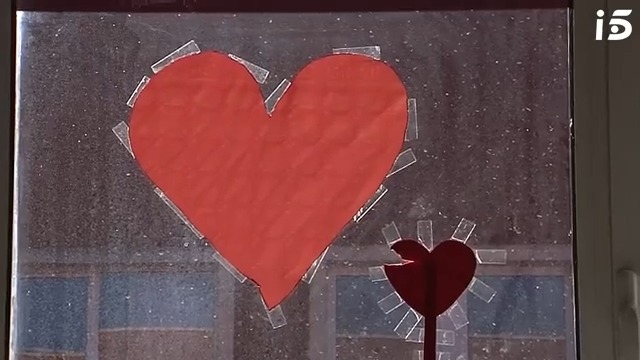 La importancia de las pequeñas cosas: un corazón en la ventana calma a un padre que tiene que vivir separado de su hija en una residencia >