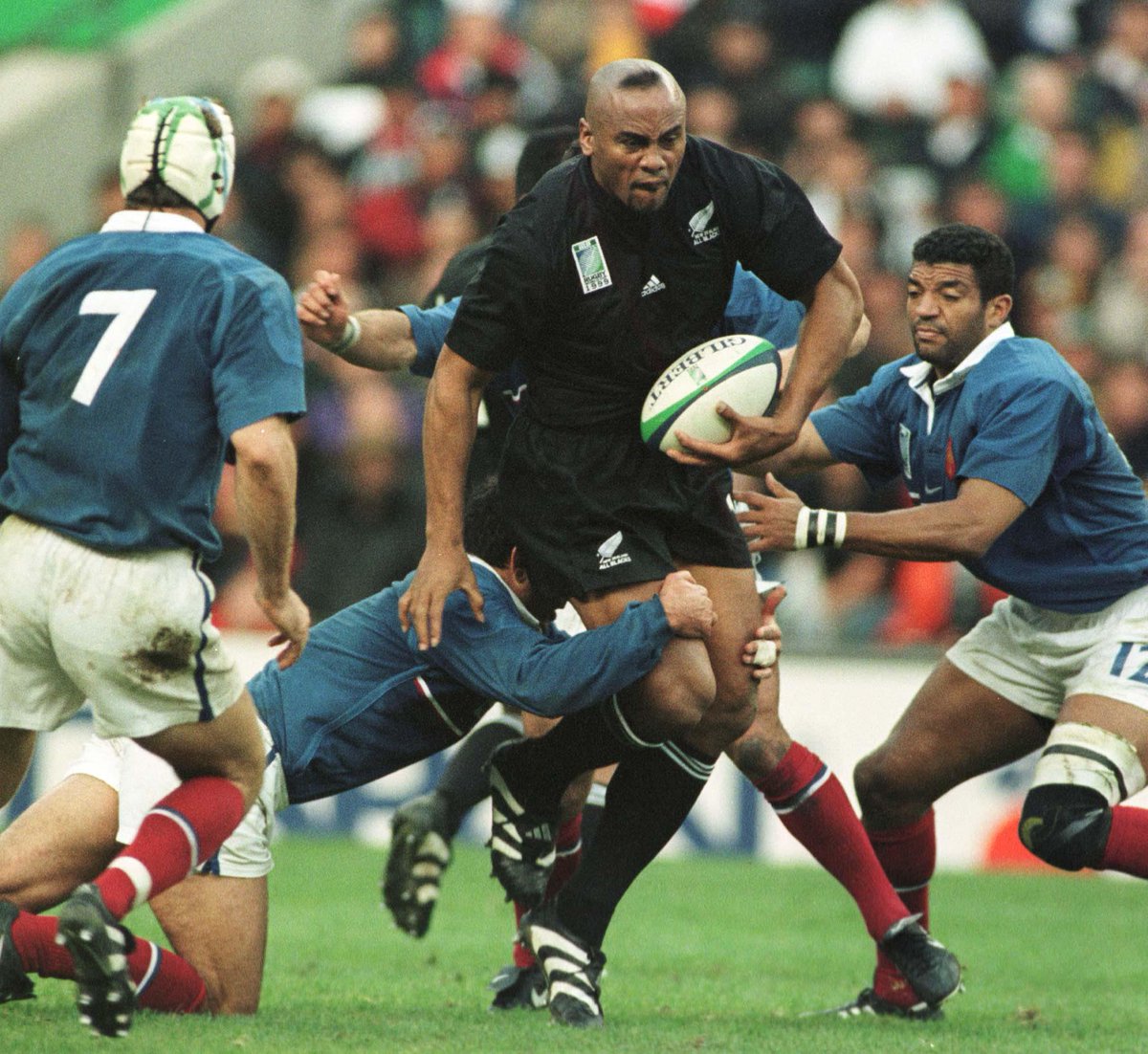 🗓️ #TBT to when Jonah Lomu beat half the French team at #RWC1999.