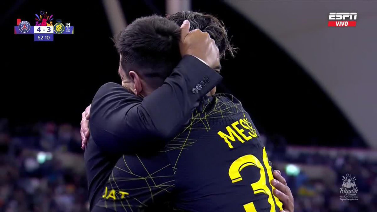 El abrazo de Messi y Gallardo. 🫶🇦🇷