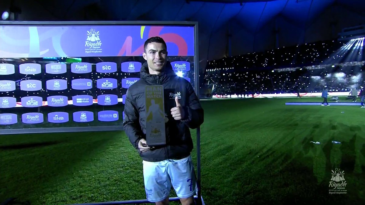 #كريستيانو_رونالدو يتسلم جائزة أفضل لاعب في مباراة #باريس_سان_جيرمان وفريق #الهلال و #النصر ضمن فعاليات #كأس_موسم_الرياض #العربية