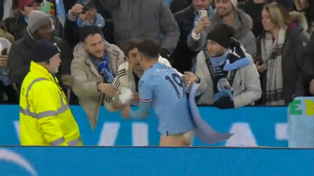 Julián le regaló su short a un hincha de River que estaba en el estadio 👏♥️