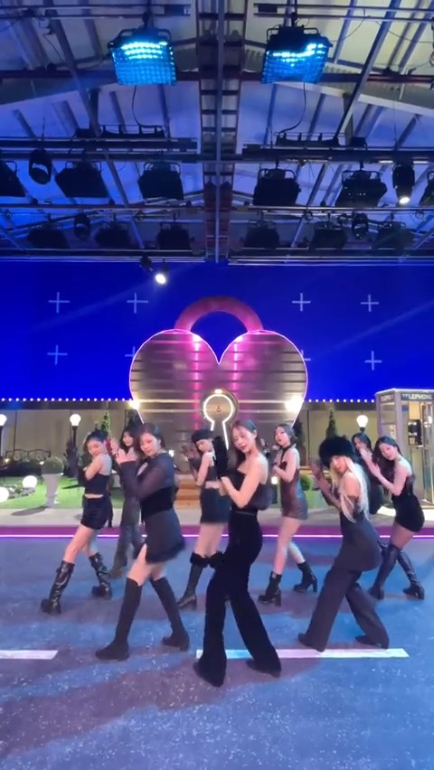 Dancing in #MOONLIGHTSUNRISE🌙 (MOON ver.) 💗Listen "MOONLIGHT SUNRISE" HERE👇 #TWICE #트와이스