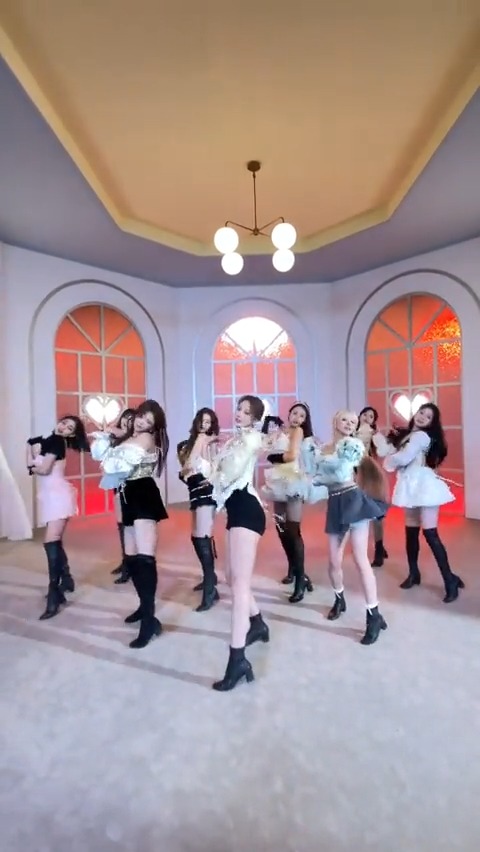 Dancing in #MOONLIGHTSUNRISE☀ (SUN ver.) 💗Listen "MOONLIGHT SUNRISE" HERE👇 #TWICE #트와이스