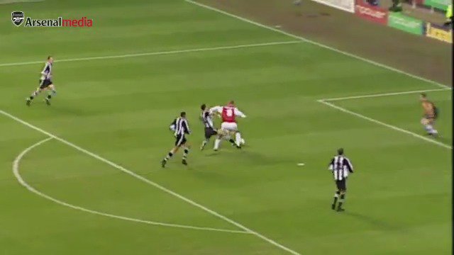 Tam 21 yıl önce: Dennis Bergkamp, bu unutulmaz gole imzasını attı.