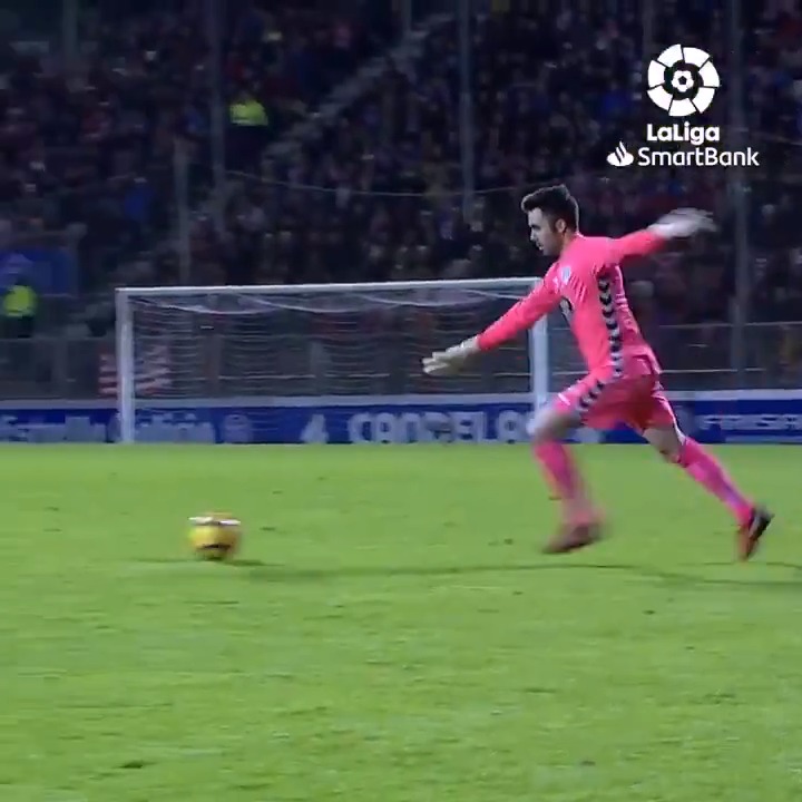 ๐บ Juan Carlos, actual portero del Girona FC, nos sorprendiรณ hace 5๏ธโฃ aรฑos con este 'golazo' โฝ cuando militaba en el Club Deportivo Lugo ๐ช el mismo dรญa de su aniversario. ๐ ยกFelicidades Juan Carlos Martรญn!
