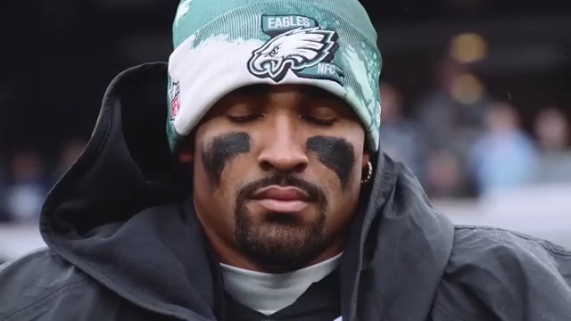 SOMEONE FIND ME A BRICK WALL GO BIRDS 🦅 (via DelcoDelphia)