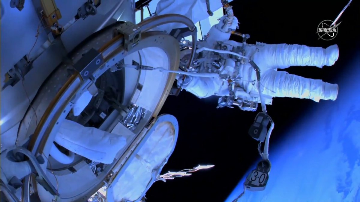 A view of a sunrise over the South Pacific ocean is seen outside the space station as spacewalkers Mann and Wakata begin to move to their worksite. 🤩🌅