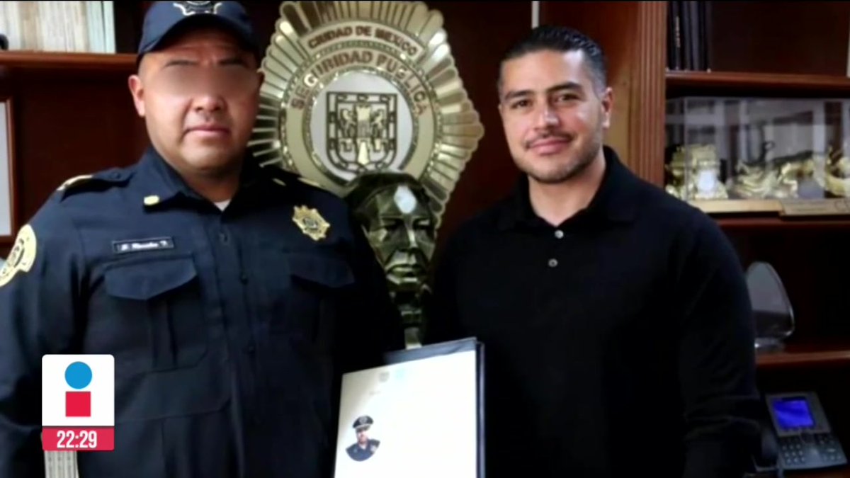 Ascienden al policía de la #CDMX que abatió al hombre que lo amenazó con un cuchillo, en #Iztapalapa. Luego de salir de prisión, el elemento fue reconocido por el secretario de Seguridad, Omar García Omar H Garcia Harfuch: