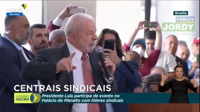 E com vocês a “autoridade máxima” do Brasil, que não sabe quem proclamou a República! Que lixo!