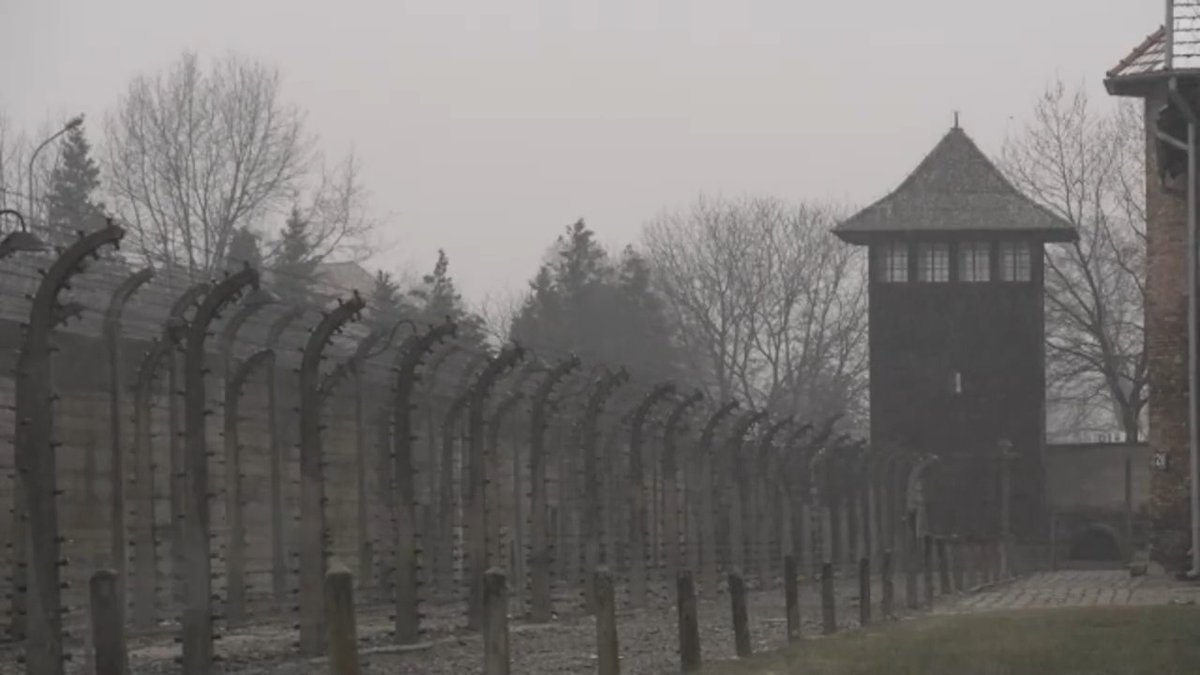 “Extreemrechts is bedreiging voor mensheid.” Jongeren in spoor van Holocaustoverlever Simon Gronowski naar Auschwitz. Bekijk de reportage op #terzaketv