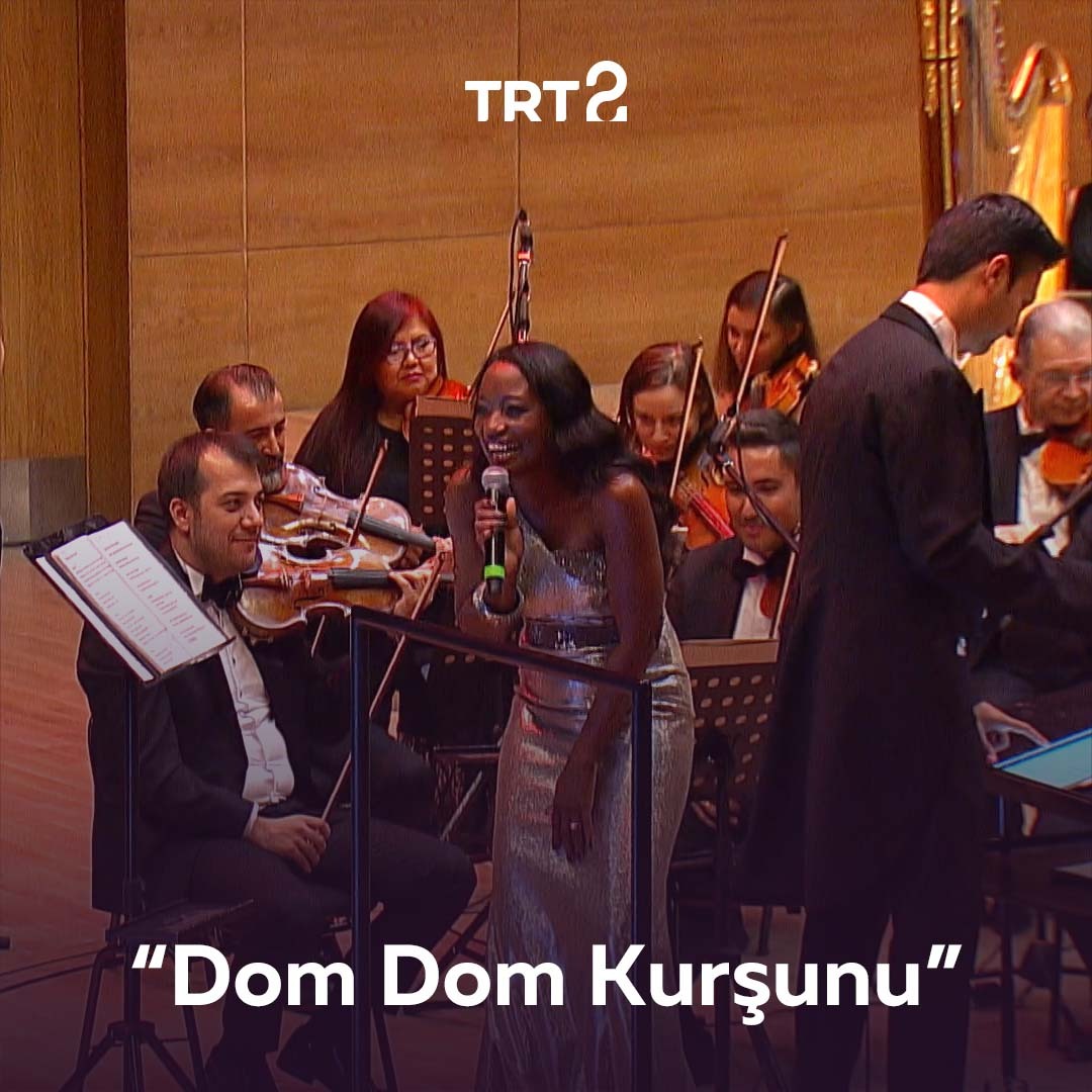 Amerikalı sanatçı, Çukurova Devlet Senfoni Orkestrası ile birlikte "Dom Dom Kurşunu"nu söylemiş.