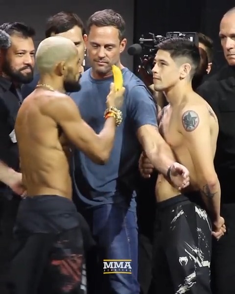 Deiveson Figueiredo took out a banana during his faceoff with Brandon Moreno before #UFC283
