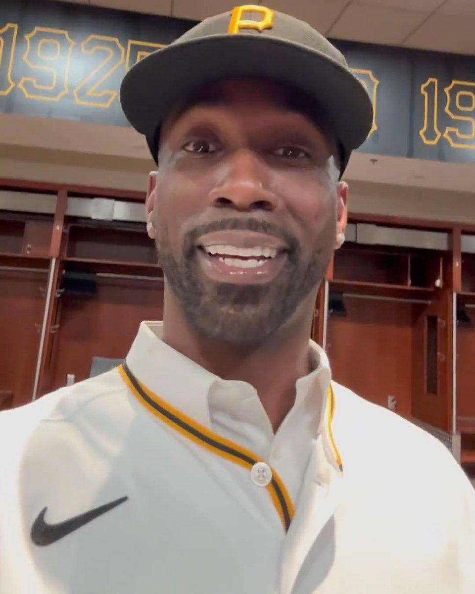 Cutch looks good in that Black & Gold 😮💨