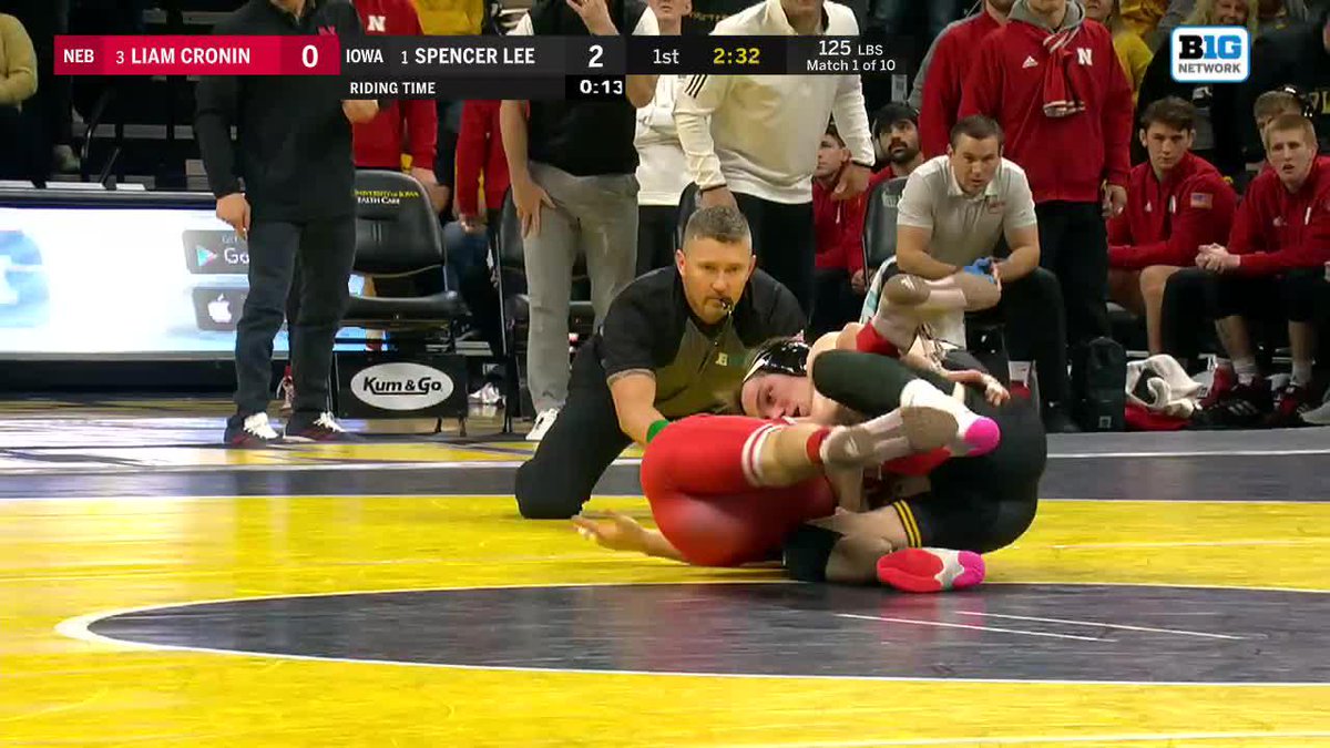 SPENCER LEE!! Lee takes down Cronin with his fastest pin on the season at 38 seconds. #Hawkeyes