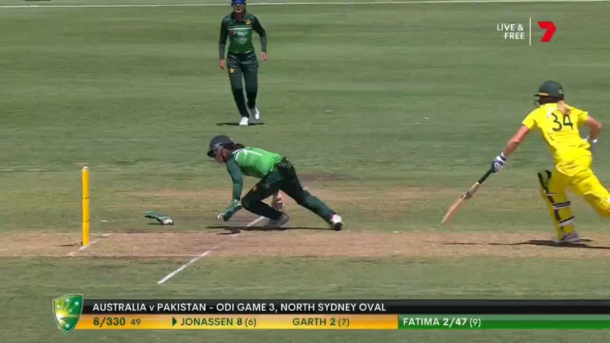What has happened here 😂 #AUSvPAK