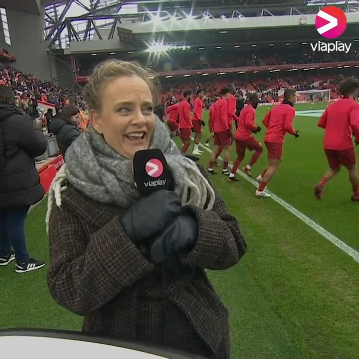 – Det er gøy, og grusomt, å følge med, sier Henriette Steenstrup om sin Liverpool-interesse. Hun er på Anfield sammen med Jan Aage Fjørtoft 🇳🇴