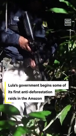GUESS WHO IS BACK?? A Reuters está acompanhando a primeira operação do GOVERNO contra desmatamento na AMAZÔNIA. Pra vcs parece pouco, mas após 3 anos de mordaça, um servidor aparece no vídeo dando entrevista! A CA BÔ! O IBAMA VOLTOU!