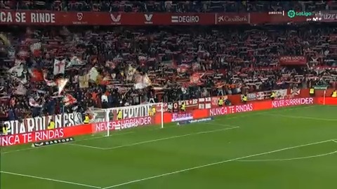 Se dejan la garganta fuera del estadio defendiendo su club. Se dejan la garganta dentro animando a su equipo. #LaCasaDelFútbol
