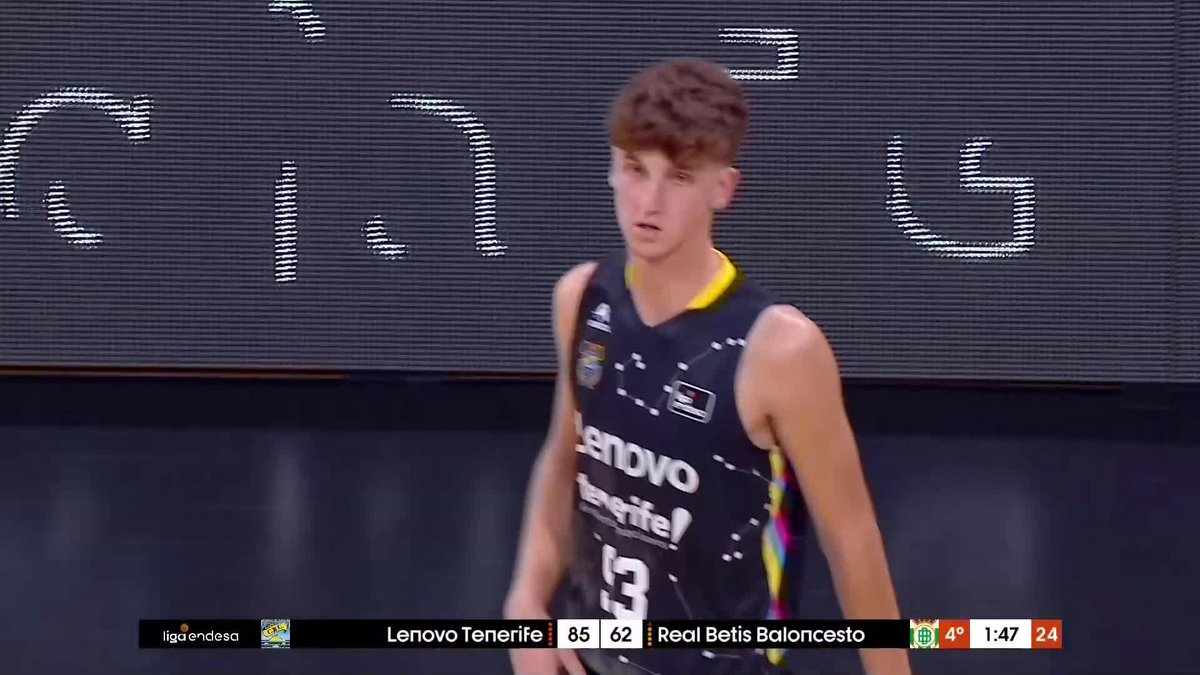 โจ ยกQue momento tan especial! Diego Fernรกndez debuta en la #LigaEndesa y se convierte en el segundo debutante mรกs joven de la historia del Lenovo Tenerife La Laguna Tenerife con 17 aรฑos, 4 meses y 16 dรญas. ๐บ Movistar Plus+ #LigaEndesa #ListosParaRomperla