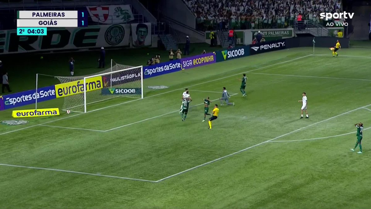Seria uma pintura! 😱😱 Estevão, garoto de 15 anos do Palmeiras, dispara, dribla dois e para em grande defesa do goleiro do Goiás #ge #copinha