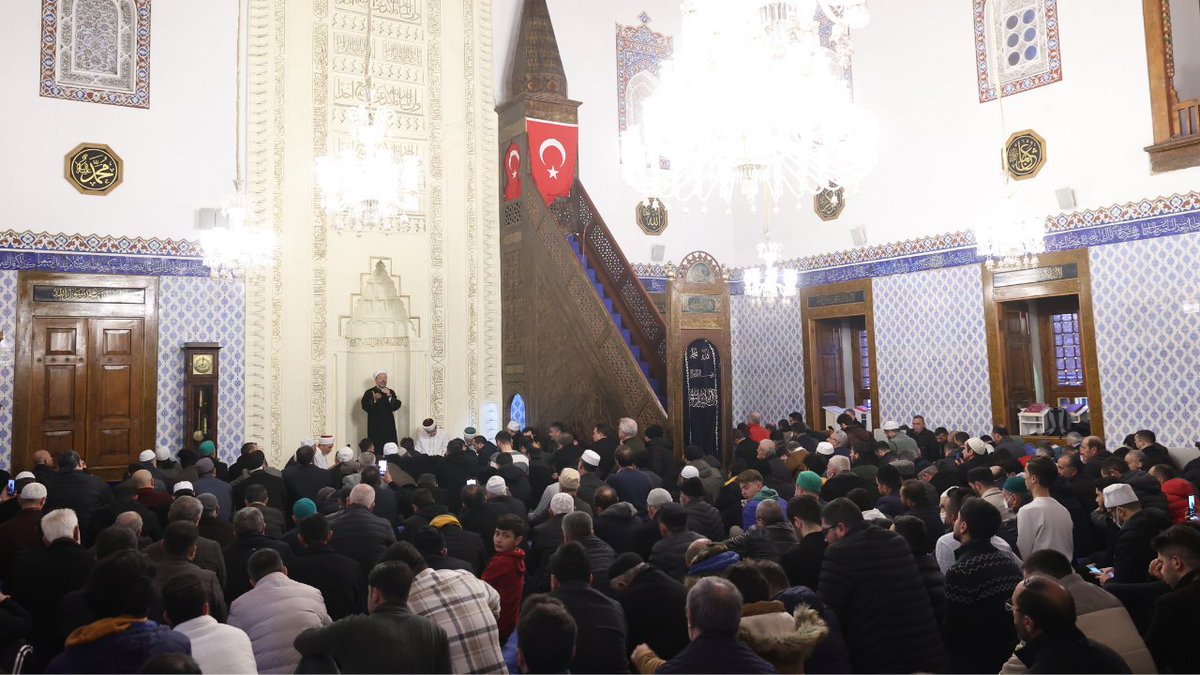 Buradan bütün dünyaya seslenmek istiyorum: Kur'an-ı Kerim'i tanıyın, Kur'an-ı Kerim'i anlayın. Kur'an'a düşman değil, dost olun.