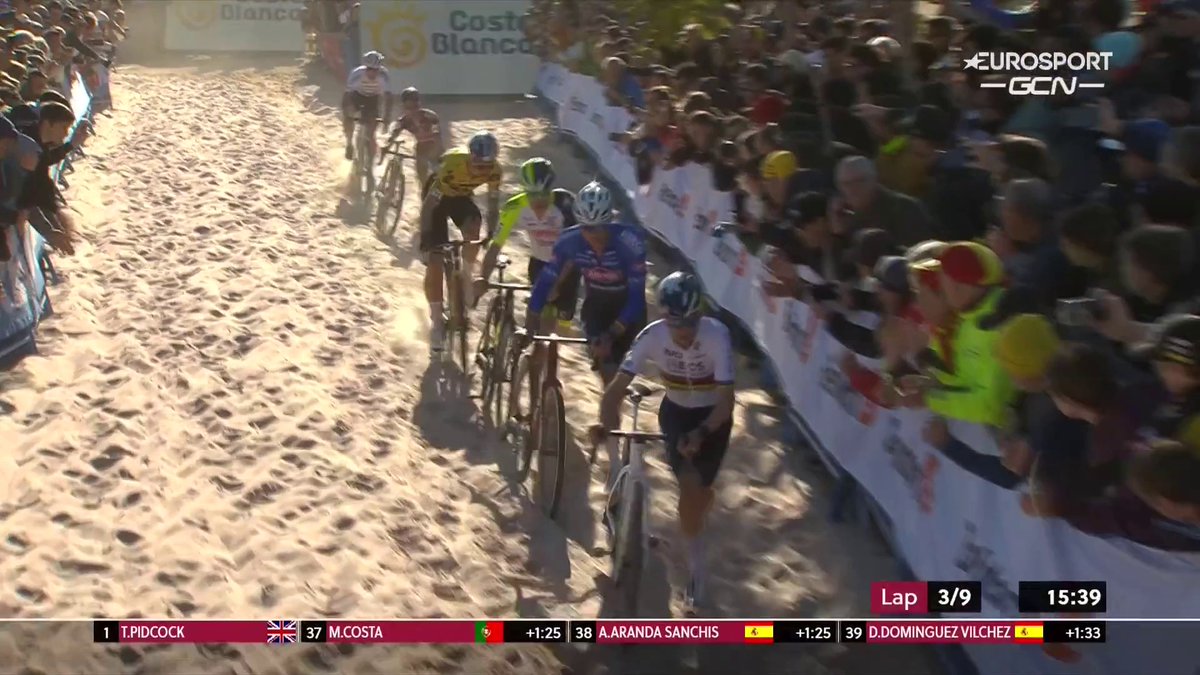 🚴 🇪🇸 | Ook bij de mannen een grote kopgroep. De Grote Drie is van de partij en Van der Poel laat zien hoe je door het zand rijdt! 👍👍 #CXWorldCup 📺 #Veldrijden kijk je op discovery+