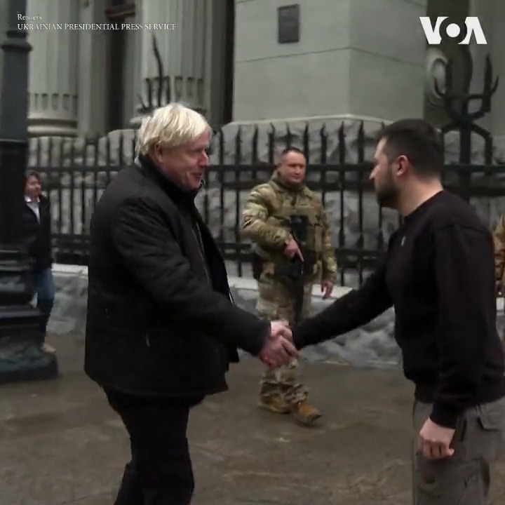英国前首相约翰逊22日突访乌克兰，受到乌克兰总统泽连斯基的热情欢迎。俄罗斯去年2月入侵乌克兰时约翰逊还在担任英国首相，他于9月卸任。约翰逊担任首相期间努力推动英国成为乌克兰抗击俄罗斯侵略的主要西方盟友。