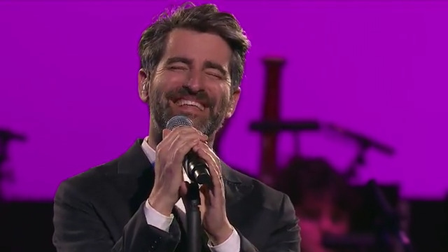 🎶 Ara sí, Joan Dausà interpreta “Jo mai mai”, tema de la pel·lícula BARCELONA, NIT D’ESTIU. Diu @llumbarrera que els de la primera fila poden estar tranquils, que avui no es llançarà sobre el públic