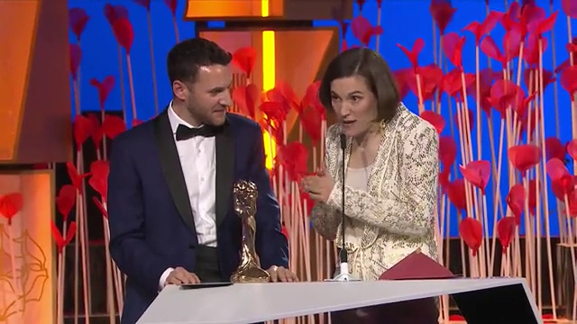 La Carla Simón puja a recollir el Millor guió original per a ALCARRÀS amb el coguionista Arnau Vilaró: "Em fa molta ilusió compartir-ho amb tu. Aquesta peli és per tots els pagesos que persisteixen per continuar cultivant la terra en família." ✨#PremisGaudí