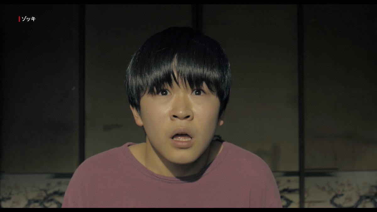 隣人の騒音に仕返しをする #鈴木福。 何気ない日常に潜むかなりおかしな出来事を、アンソロジー形式でシュールに描き出すヒューマンコメディ『#ゾッキ』。 2023年に18歳の新成人となった鈴木福の、やんちゃな演技にほっこりする一幕。