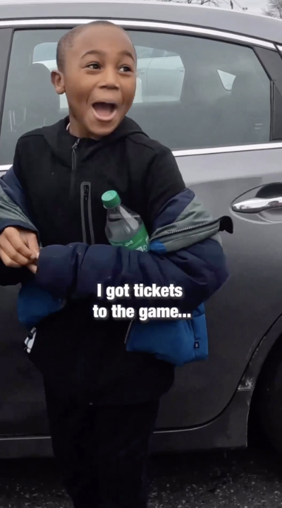 This is what it's all about ❤️ She offered to pay for his bus ride, so he surprised her and her son with $500 and tickets to the Eagles' game 👏 (via mdmotivator/IG)