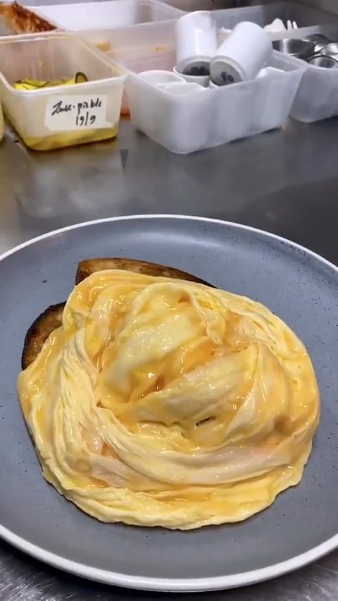 What a way to make scrambled eggs 😍 🎥: