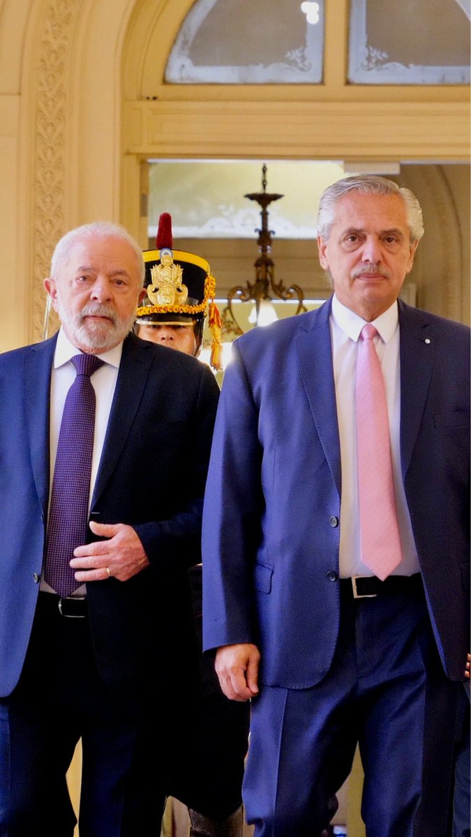 Hoy comienza una nueva era en las relaciones entre la Argentina y Brasil, un vínculo profundo que durará por décadas. Querido Lula, esta es tu casa. Latinoamérica soñó con tu regreso y hoy te abraza de nuevo ♥️