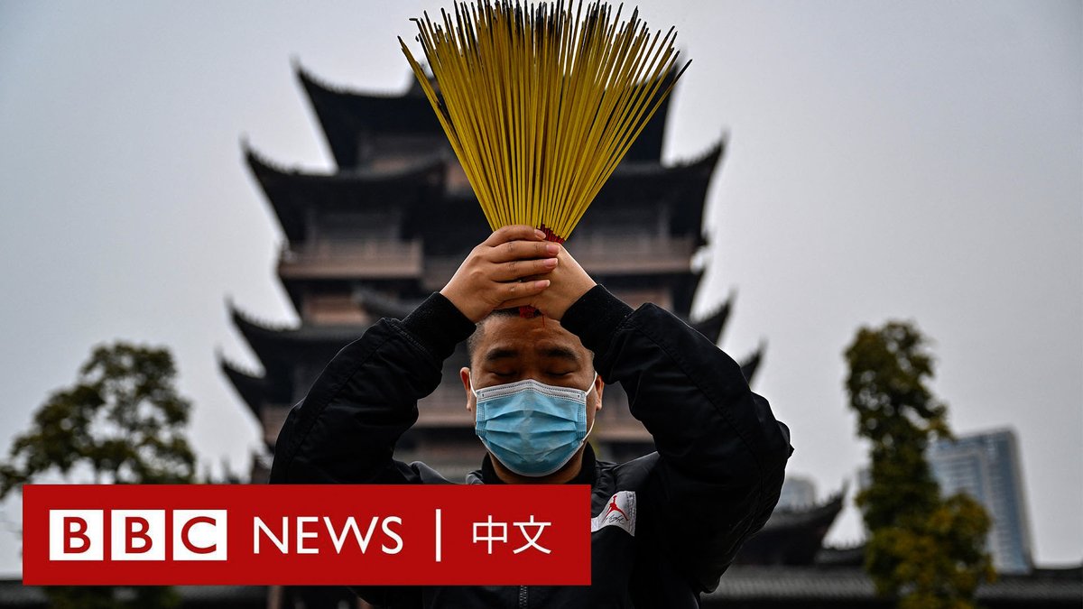 2020年1月23日,中国武汉封城,成为世界上第一座因新冠疫情而被封锁的城市。 三年后,中国已经放弃“清零”政策并转向开放,武汉市民在欢庆与悼念交织的氛围中迎接新一年的到来。