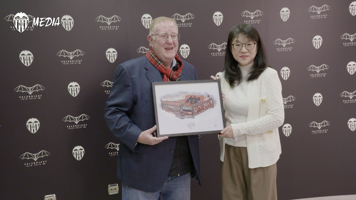 👏🏽 Reconocimiento del Valencia CF al periodista Alfonso Gil ➡️ Layhoon Chan le entregó una lámina conmemorativa del centenario del Camp de #Mestalla tras una vida dedicada al periodismo deportivo en la EFE Comunicación #CORVCF #ADNVCF