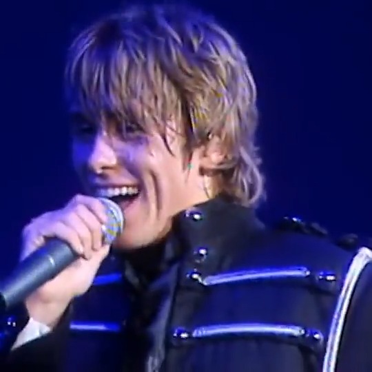 Babe, he's back again 💙 A classic #MOment on tour over the years #Babe