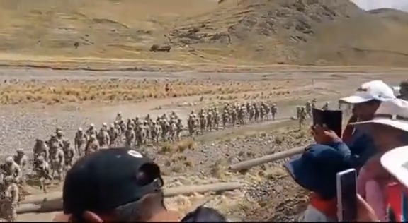 #URGENTE No son las tropas de EEUU ocupando e invadiendo países en el mundo para saquear sus minerales. Tampoco son las tropas de Ucrania o Rusia posicionándose para un combate. Es el ejercito peruano acorralando a Puno, para una masacre. #SOSPuno #SOSPeru #PeruEnDictadura