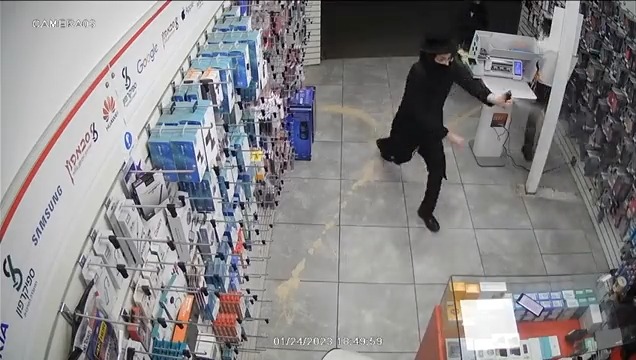 תיעוד: חרדים קיצוניים תוקפים ומרססים בגז פלפל בעלי חנות סלולר ברחוב בר אילן בירושלים Suleiman Maswadeh סולימאן מסוודה