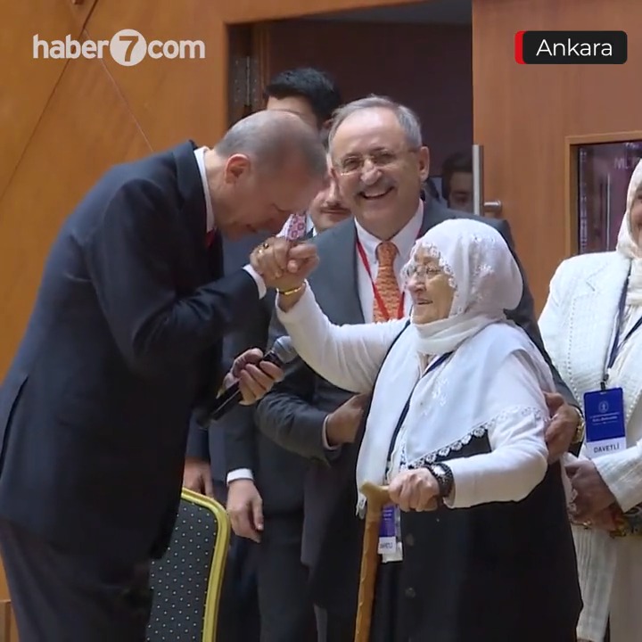 ❝Erdoğan Türkiye'ye ne yapmadı ki? Denize köprü kurdu. Kuyruğa girip ilaç alıyorduk, ilaçlar evin içine geldi. İmam hatipler kapanmıştı açtı. Türkiye'ye şan verdi. ❞