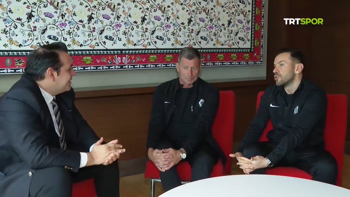💬"Japonya'da çok güzel bir dönem geçiriyorum" 💬"Türkiye'de çok güzel hatıralarım var" 💬"Arda Turan'ı çalıştırdığım takıma isterdim" 💬"Michael Skibbe benim akıl hocam" 🗣️🎙️Michael Skibbe ve yardımcısı Serhat Umar, TRT Spor muhabiri Mustafa Korkusuz'a konuştu.