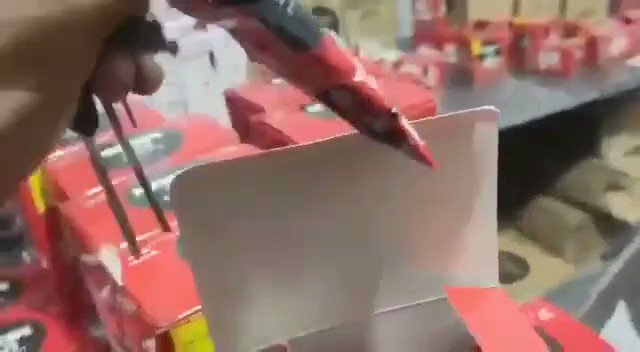 يحدث في مصر⛔️ يعبئون الاسمنت الابيض بأكياس نسكافيه ويباع علي انه نسكافيه و ويخلطون الشاي بالفحم لتقليل ورق الشاي بالعلبه وبالأخص شاي العروسه اللي مدمن مصر خذ شايك وقهوتك معاك بس 🙄