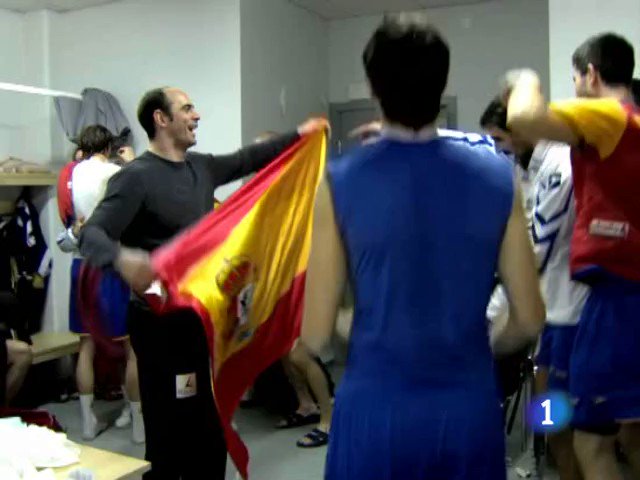 🇸🇪2011, en Suecia y peleando por el bronce contra la anfitriona 🥉Con todo en contra, y en un nuevo final de infarto, los #Hispanos esta vez sí cataron medalla 👀Seguro que Francisco José Caro no se olvida fácilmente de aquella fiesta en el vestuario #HispanosRTVE26ene #POLSWE2023