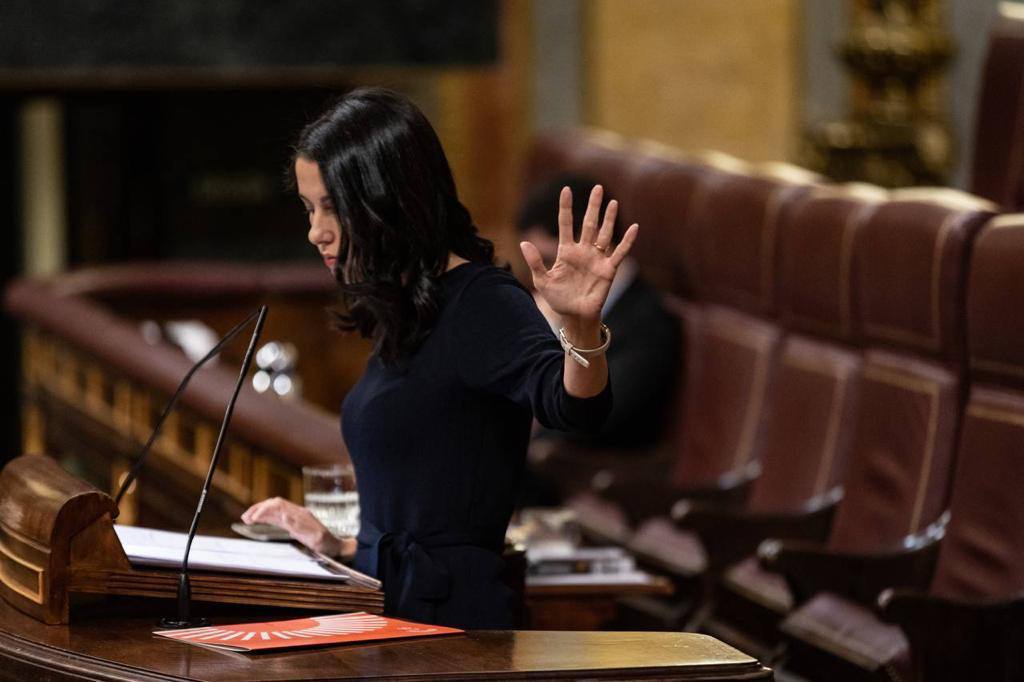 En un minuto, Inés Arrimadas desmonta en el Congreso la doble vara de medir del PSOE.