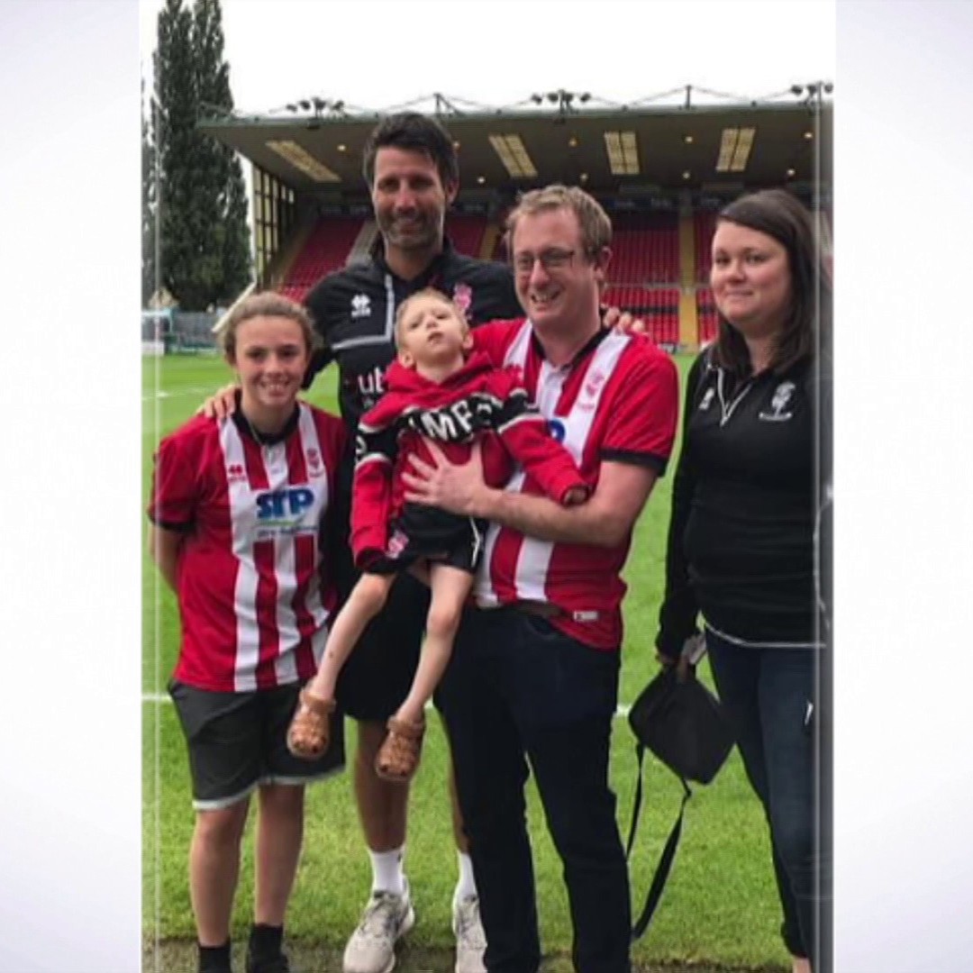 "It's now not a medical room, it's actually a little boys room" 6 year old Oscar Ottewell's wish was to have a bedroom makeover in homage of his favourite football team, Lincoln City. With the help of Make-A-Wish and MurWalls, they were able to fulfill his wish 🤍