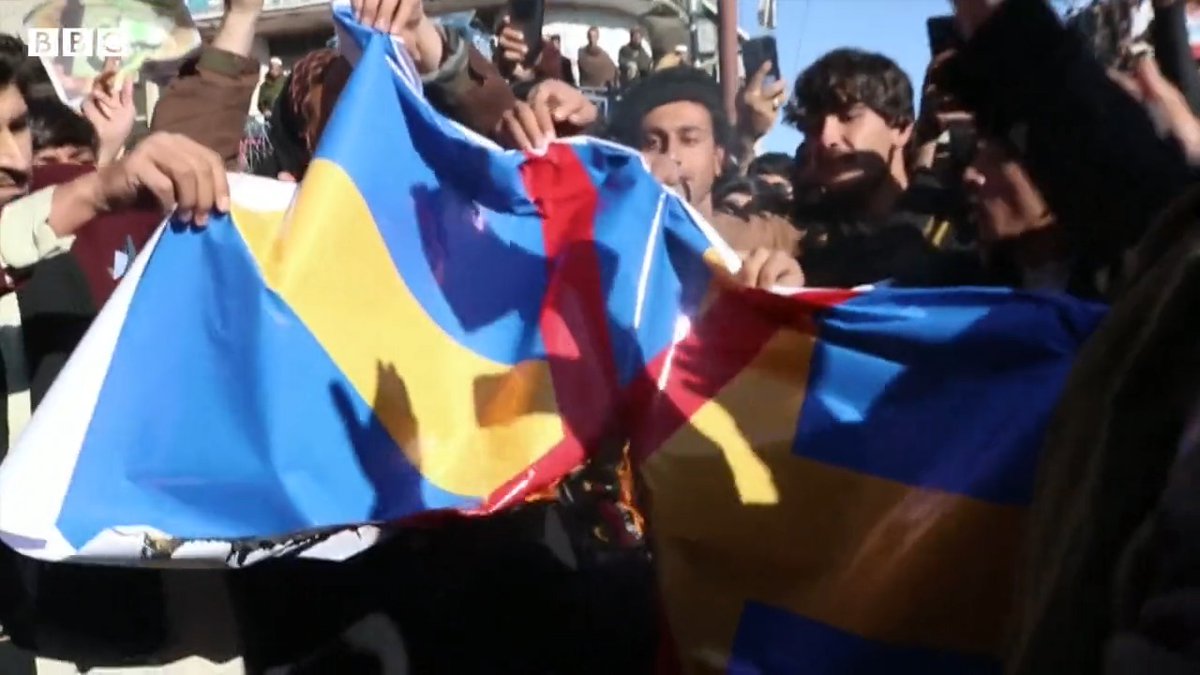دختران را از آموزش محروم ساختند و آینده چند نسل را تباه کردند سکوت کردند.زنان را از ابتدایی ترین حق انسانی محروم ساختند،سکوت کردند.اما به خاطر آتش زدن یک جلد قرآن این جمعیت بزرگ بیرون شدند که اسلام درخطر است. شما افغان های با غیرت چه وقت به شعور می‌رسند؟