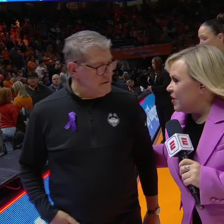 Geno Auriemma was not happy with the officiating in the second quarter.