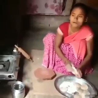 इससे सुरीला सम्भव है क्या, एक मां बेटी की इच्छा पर गा रही है 😊