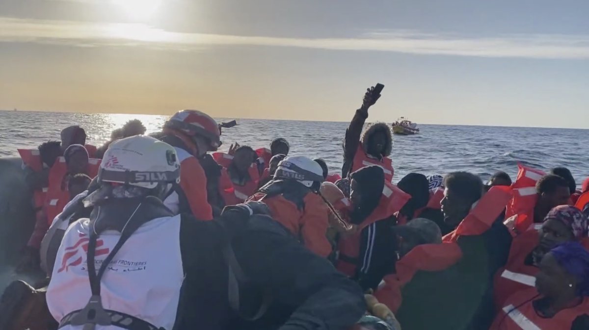 Qualcuno ha iniziato a gridare "sono italiani!" e abbiamo capito che eravamo salvi La nave di MediciSenzaFrontiere con 237 persone, tra cui 87 minori e 27 donne, arriverà domani nel porto di La Spezia: il più lontano dall'area dei soccorsi #ilcavalloelatorre 📹